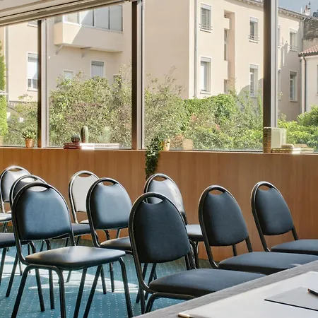 호텔 Chromatics & Restaurant Hill Club By Happyculture