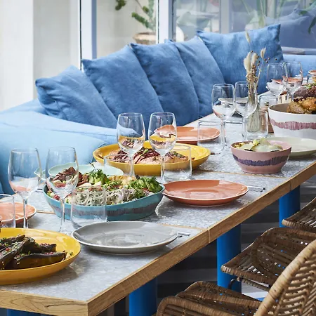 호텔 Chromatics & Restaurant Hill Club By Happyculture 3*