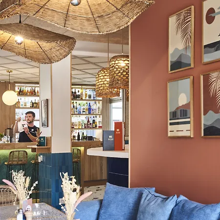 Chromatics&restaurant Hill Club By Happyculture Hotel