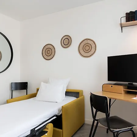 Chromatics & Restaurant Hill Club By Happyculture Hotel